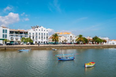 Ahşap tekneler Gilao Nehri üzerinde. Tavira, Faro District, Algarve, Portekiz