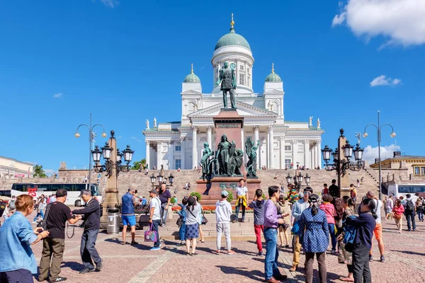 Helsinki Finlândia Julho 2016 Muitos Turistas Perto Estátua Alexandre Praça — Fotografia de Stock