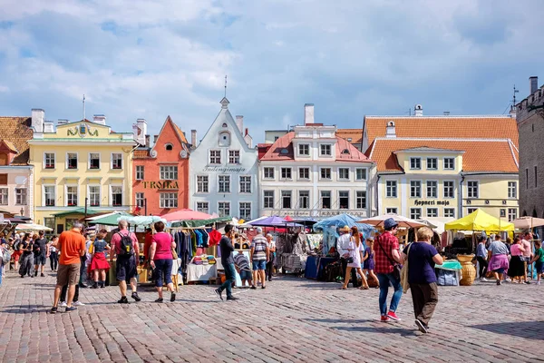 爱沙尼亚塔林 2018年7月21日 在老城大会堂广场 Raekoja 制地图 参观和购物的游客 — 图库照片