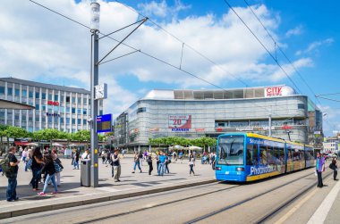 Kassel, Almanya - 7 Haziran 2011: Trafik ve günlük yaşam görünümünü Koenigsplatz meydanında