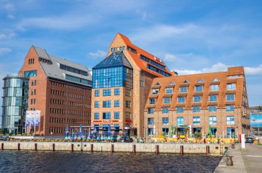 Rostock, Almanya - 14 Haziran 2011: Görünüm üzerinde ofis binaları (Speicher) şehir liman ve nehir Warno