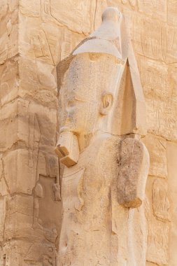 Karnak Tapınağı Firavun heykeli görünümünü. Luksor, Mısır, Afrika