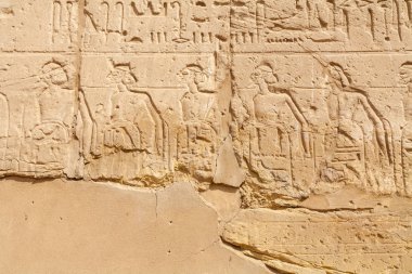 Karnak Tapınağı karmaşık oyma duvar detay. Luxor, Nil Vadisi, Mısır
