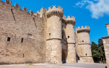 Duvarlar ve Grand Master Sarayı girişinde. Rhodes, Oniki Ada, Yunanistan