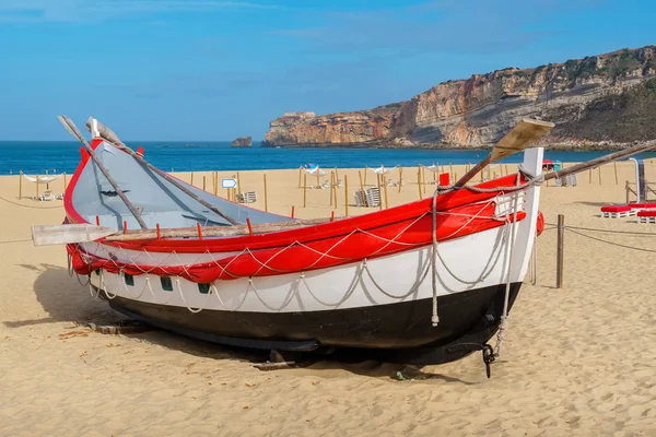 传统的葡萄牙渔船在海滩上 Nazare 葡萄牙 — 图库照片