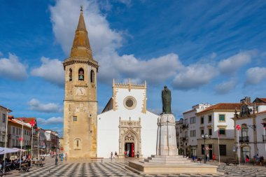 Tomar, Portekiz - 9 Eylül 2017: Saint John, kilise Baptist ve Gualdim Pais heykelin üzerine Cumhuriyet Meydanı eski şehirde 