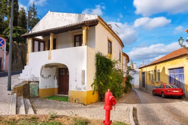 Eski şehrin dar sokaklar görünümünü. Tomar. Estremadura, Ribatejo, Portekiz