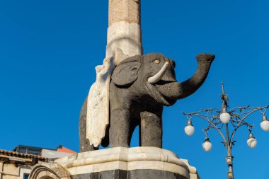 Taş fil Katedral Meydanı üzerinde fil Çeşme (Fontana dell'Elefante) parçası bul. Catania, Sicilya, İtalya