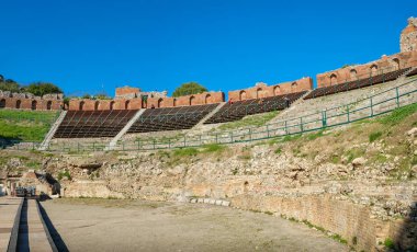 Taormina'da antik Yunan tiyatro (Teatro Greco) panoramik manzaralı. Sicilya, İtalya