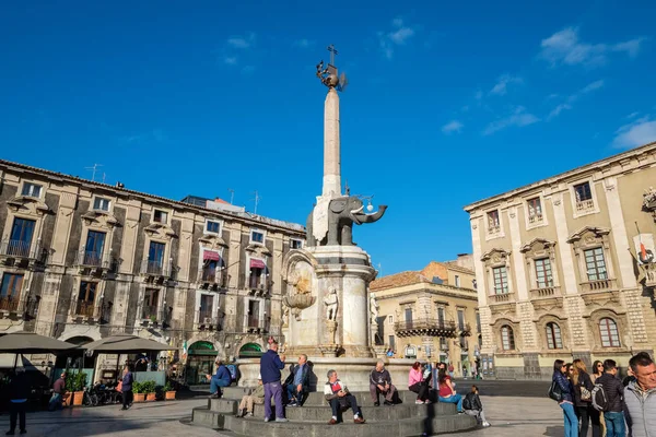 Catania Sicilia Italia Noviembre 2018 Personas Descansando Cerca Fuente Del —  Fotos de Stock