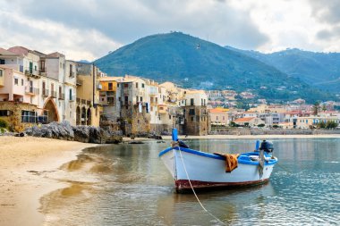 Eski Limanı tekneye Balık tutma. Cefalu, Sicilya, İtalya