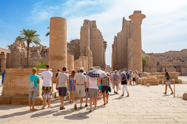 カルナック神殿のガイド付きツアーでルクソール エジプト 2012 観光グループ — ストック写真