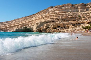 Sandy beach ve kumtaşı kayalıklarla Matala mağaralarda ile. Güney kıyısında, Iraklion Eyaleti, Crete, Yunanistan