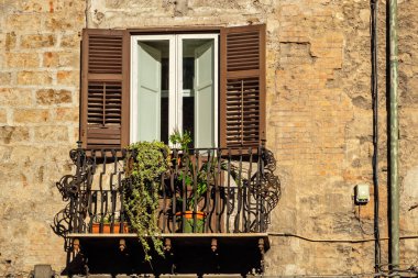 Geleneksel pencere ve balkon ile tahta panjurlar eski Palermo evde. Sicilya, İtalya