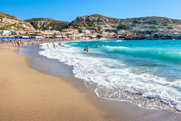 Matala Crete Grécia Julho 2011 Muitas Pessoas Divertindo Praia Areia — Fotografia de Stock