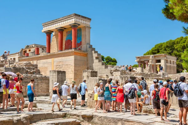Heraklion Kreta Grekland Juli 2011 Turistgrupp Guidad Tur Knossos Palace — Stockfoto