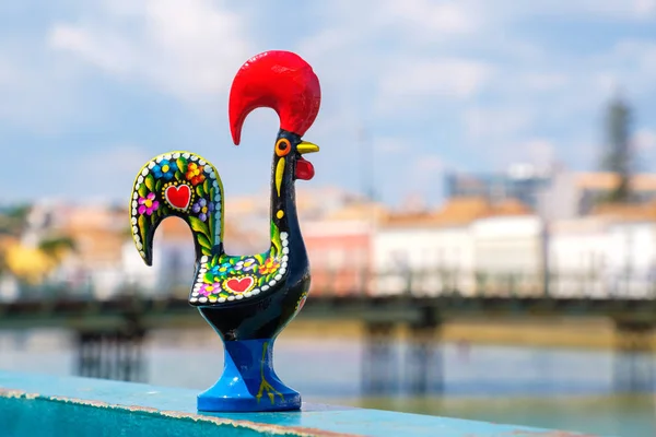 Barcelos (Galo de Barcelos) nehir Gilao bir iskele üzerinde horoz. Tavira, Algarve, Portekiz