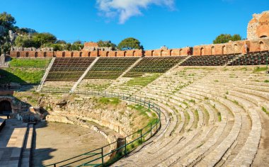 Taormina'da antik Yunan tiyatro (Teatro Greco) panoramik manzaralı. Sicilya, İtalya