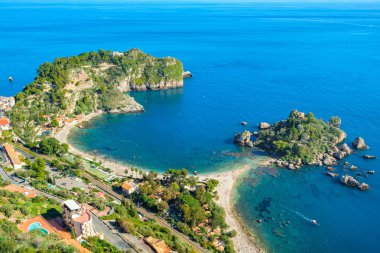 Plajı ile deniz manzarası ve Taormina oteli Isola Bella (güzel ada) ada. Sicilya, İtalya