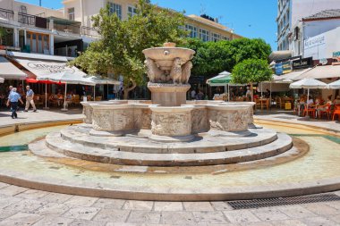 Heraklion, Girit, Yunanistan - 24 Temmuz 2011: Aslan Meydanı şehir merkezinde Venedik Morosini Çeşme yakınındaki turistlerin dinlenme