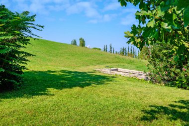 Hill ve Kraliyet mezarları Aigai girişine. Vergina. Merkez Macedonia, Yunanistan