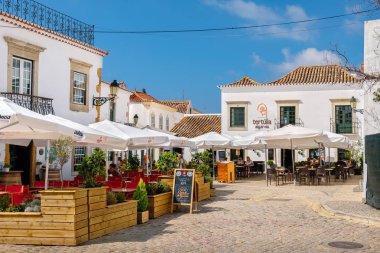 Faro sokakları kafede. Algarve, Portekiz