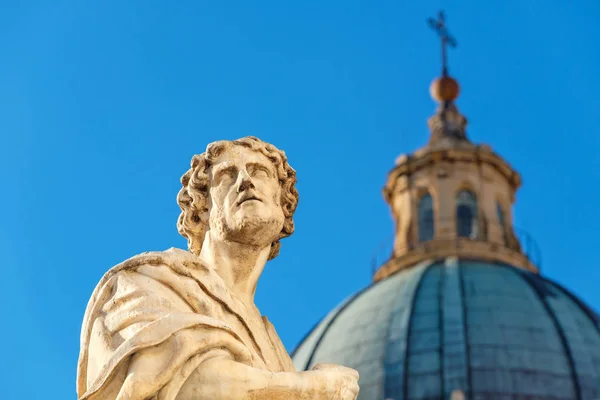 Мраморная статуя. Палермо, Сицилия, Италия — стоковое фото