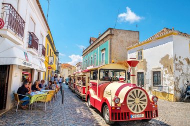 Tavira'da turist treni. Portekiz