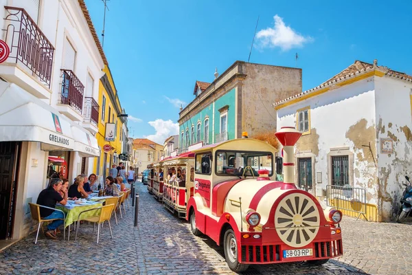 Toeristische trein in Tavira. Portugal — Stockfoto