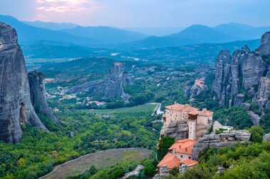 Meteora 'da akşam zamanı. Thessaly Ovası, Yunanistan