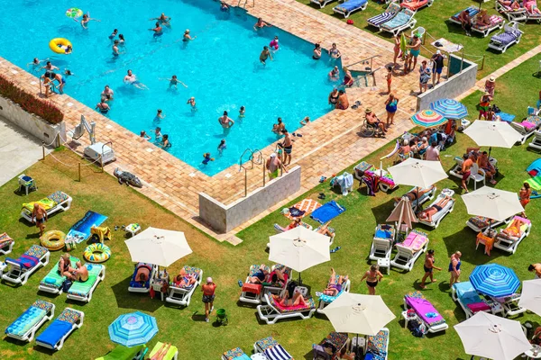 Havuz kenarı manzarası. Costa del Sol, İspanya