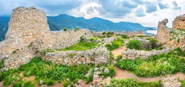 La Rocca Dağı'ndaki harabeler. Cefalu, Sicilya, İtalya