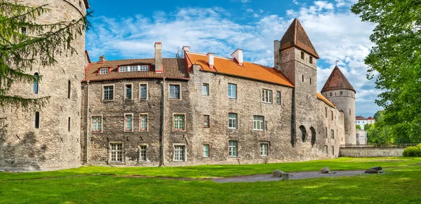 Vecchie torri e mura. Tallinn, Estonia — Foto Stock