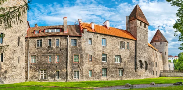 Parede defensiva e torres. Tallinn, Estónia — Fotografia de Stock