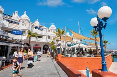BENALMADENA, ANDALUSIA, İSPAN - 10 Temmuz 2019: Porto Marin 'de bir gezinti güvertesinde turistler