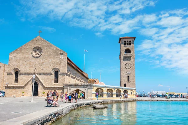 Rhodes Grecia Julio 2015 Turistas Caminando Por Muelle Del Puerto — Foto de Stock