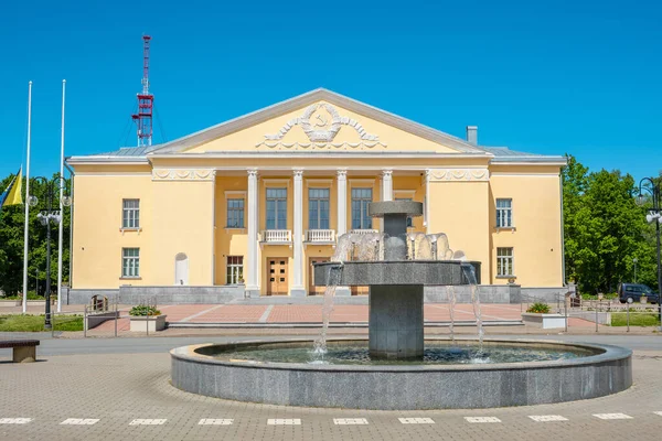 Renovovaná Historická Budova Sovětským Emblémem Fasádě Kohtla Jarve Estonsko Pobaltské — Stock fotografie
