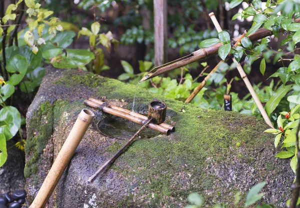 传统日本喷泉 Tsukubai 与苔藓 — 图库照片