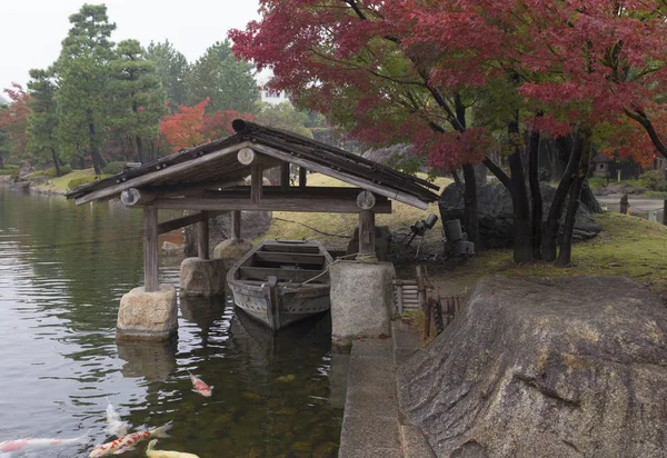 Barco Japonés Bajo Dosel Agua Fotos de stock libres de derechos