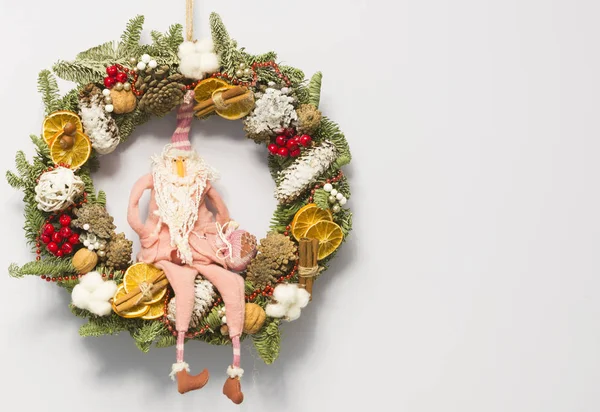 新的一年花圈与漂亮的圣诞老人 免版税图库照片