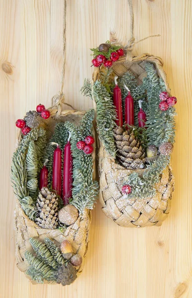 Décoration Noël Russe Avec Des Chaussures Des Bougies Image En Vente