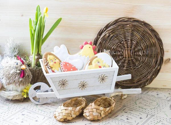 Coelhos Biscoito Gengibre Páscoa Com Balde Ovos Páscoa Salpicados — Fotografia de Stock