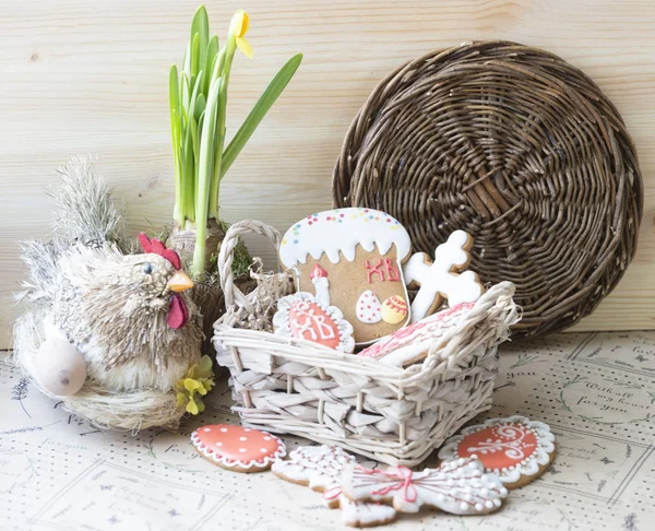 Coelhos Biscoito Gengibre Páscoa Com Balde Ovos Páscoa Salpicados — Fotografia de Stock