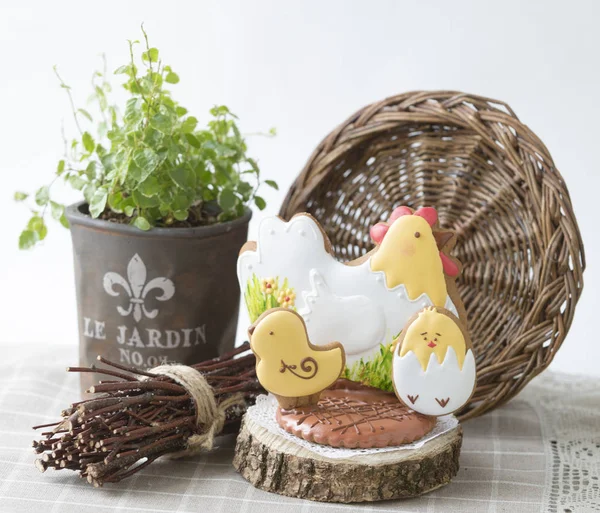 Coelhos Biscoito Gengibre Páscoa Com Balde Ovos Páscoa Salpicados — Fotografia de Stock