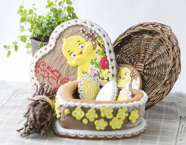 复活节姜饼饼干兔子与一桶有斑点的复活节彩蛋 图库图片