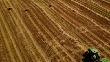 Modern traktör haystacks sahada hasat sonrası yapar. Hava hareket görünümü.