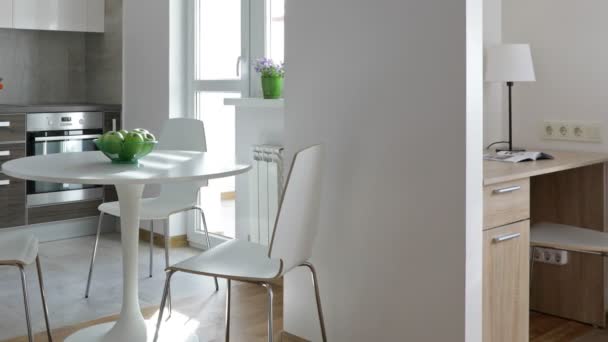 Interior Cocina Moderna Apartamento Nuevo Estilo Escandinavo Movimiento Vista Panorámica — Vídeo de stock