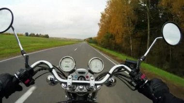 güzel yolda, geniş bakış açısı binici 4 k. hızlı motosiklet. Klasik cruiser/helikopter sonsuza kadar! 