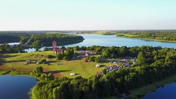 BELARUS, BELAYA CERKOV - 04 août 2018 : Festival international en plein air SPRAVA en Biélorussie - interaction avec le paysage historique et naturel de la Biélorussie à travers l'art moderne et la musique. Vue panoramique aérienne au coucher du soleil. Vidéo 4K .