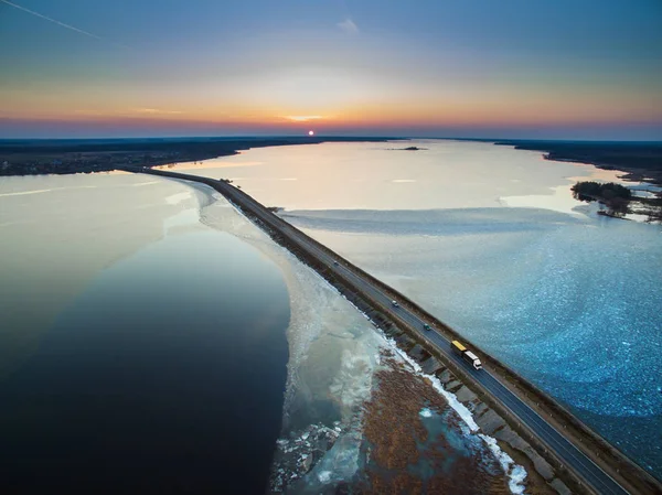 Donmuş Göl Günbatımı Kış Görünümü Üzerinde Otomobil Hareket Ile Yolda — Stok fotoğraf